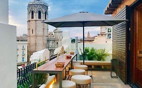 Reina Rooms